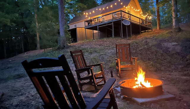 Sweet Retreat Cabin on 2acres of woods, 2miles from Lake Martin, pet friendly