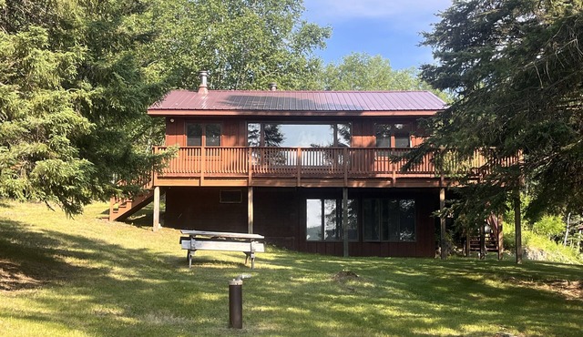 Sweet Retreat Cabin on Crane Lake with onsite parking and Air Conditioned!