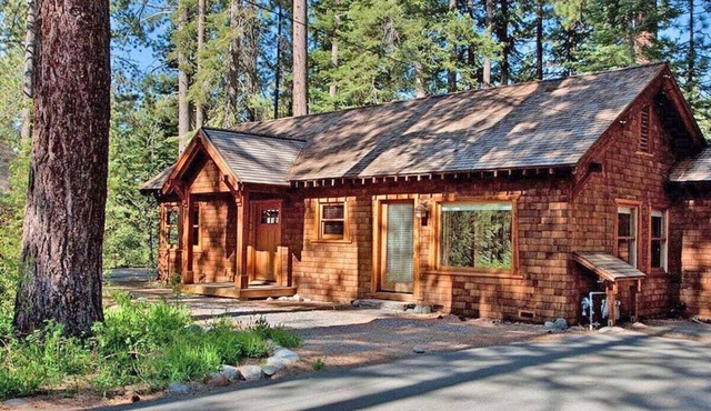 Sweet Retreat Cottage - Walk to Lake