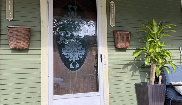 Sweet Retreat in the heart of Uptown close to the lakes.