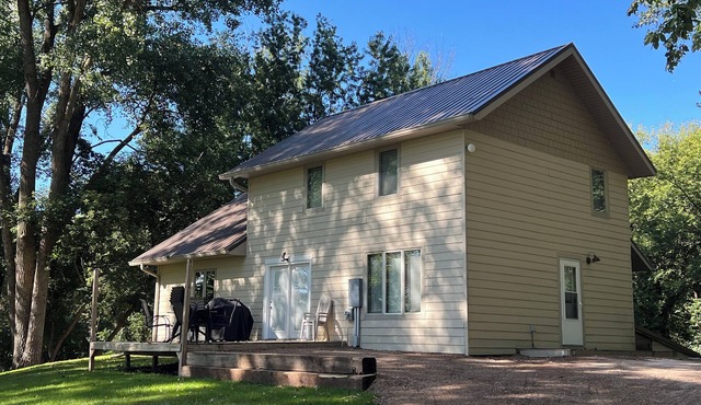 Sweet Retreat Main Floor 2 bedroom, 1 bathroom, Kitchen,Dining Room,Living Room+