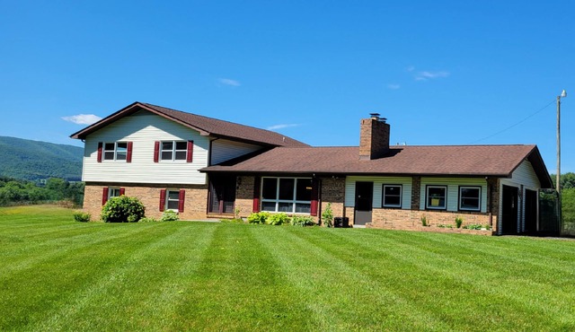 SWEET RETREAT! Pool-side mountain view and spa.