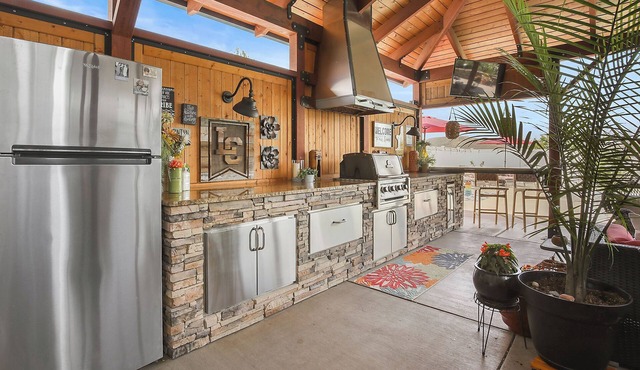 Sweet Retreat - Retreat to a backyard oasis! Perfect for family fun!!