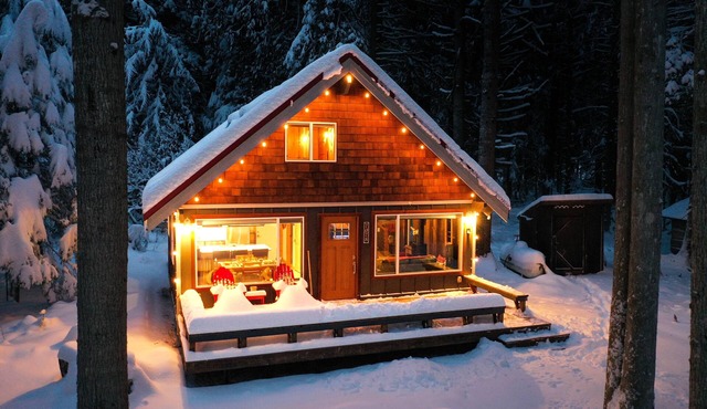 Sweet Romantic Cabin, private hot tub. Perfect for a couples getaway.