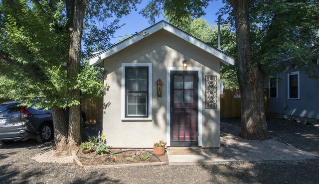 “SWEET ROSE” Cottage! Vintage Glam! GOG, Horses, Manitou!