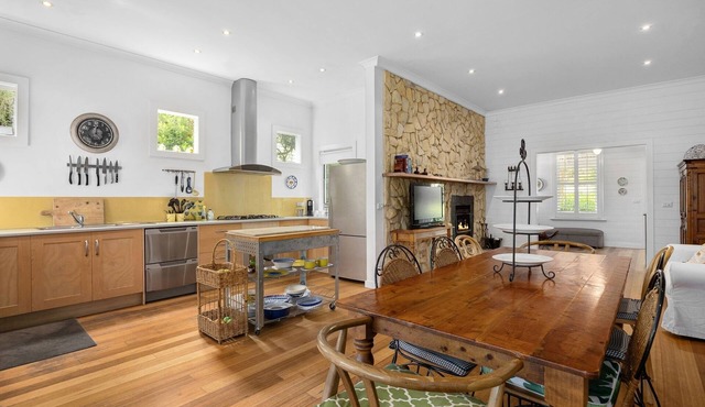 SWEET ROSE COTTAGE, WALK TO SORRENTO BEACH FORESHORE, SUPERB LOCATION!