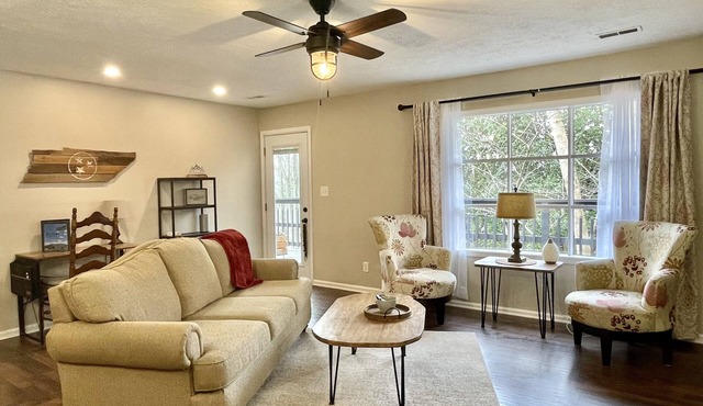 Sweet Seclusion in North Johnson City. Sleeps 6. Close to Bristol/JCMC/ETSU/VA