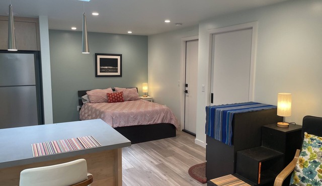 Sweet Studio, Private Patio. Close to park, disc golf, tennis, etc. 30 day min.