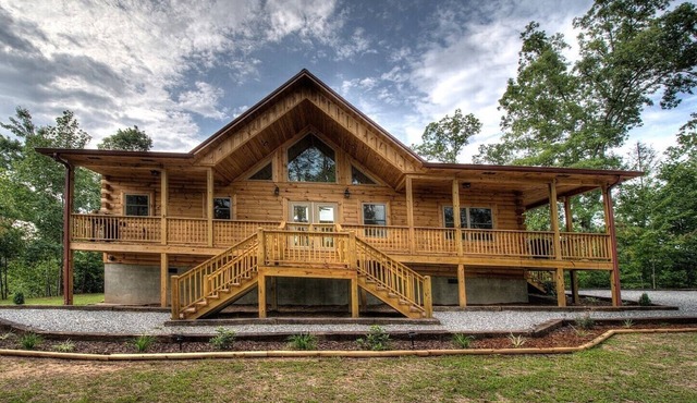 Sweet T's Cabin Great Smoky Mtns, Hot Tub, Polar Express, King Bed, WiFi