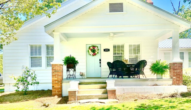 Sweet Tea Cottage. 11 miles to Helen and 2 Miles to Downtown Clarkesville.