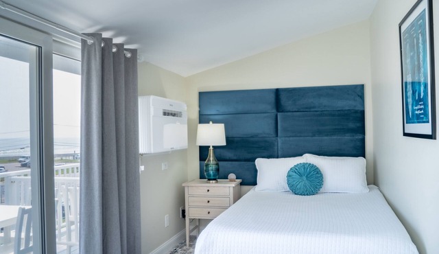 Sweet third floor oceanfront w/kitchenette!