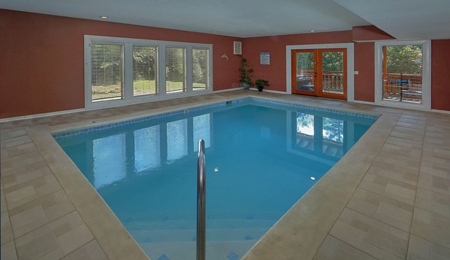 Sweet Tranquility Pool Lodge: Indoor Pool, Theater