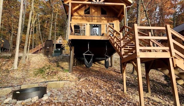 Sweet Tree Cabin with Grill Overlooking the Lake in Ohio