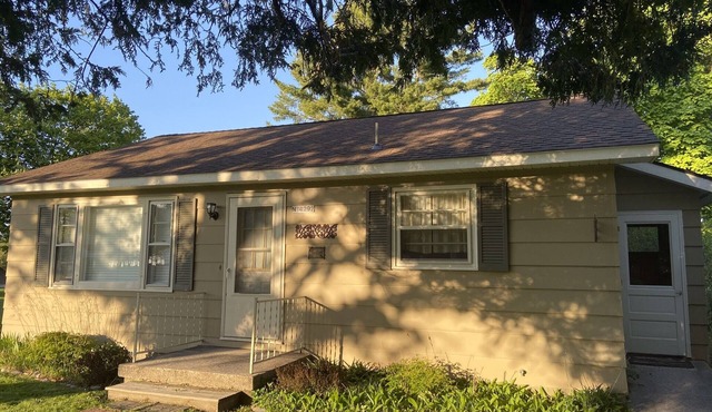 SWEET TWO BEDROOM COTTAGE ONE BLOCK FROM THE HARBOR, in Grand Marais