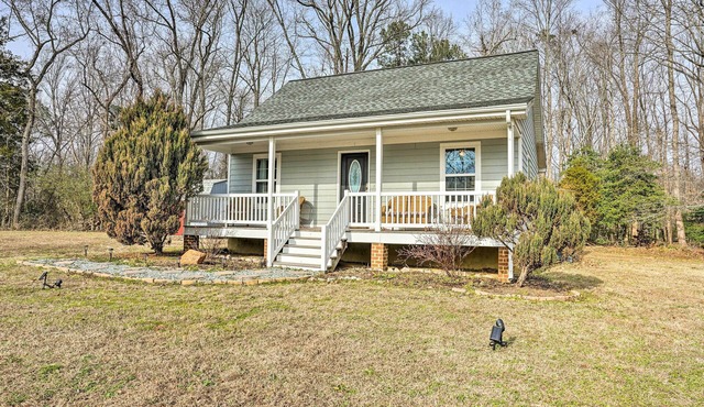 Sweet Vacation Cottage w/Deck & Grill!