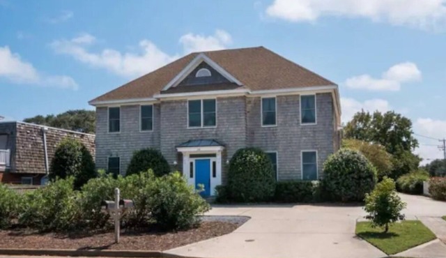 Sweet Virginia Seas- Spacious 4-bedroom house- 2 minute walk to beach