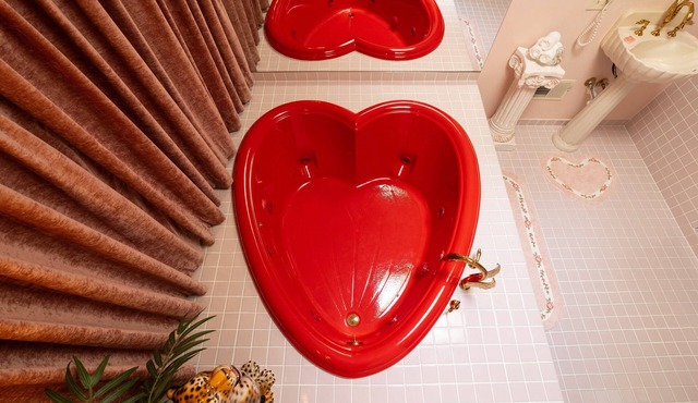 Sweetheart Hideaway: Vintage Estate in the Woods w/Hot Tub, Fireplace, Theater.