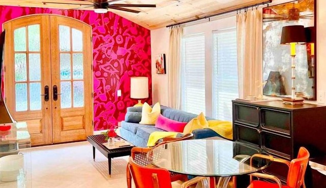 SweetSuiteCullman-couples retreat Cottage downtown blcks from warehouse district