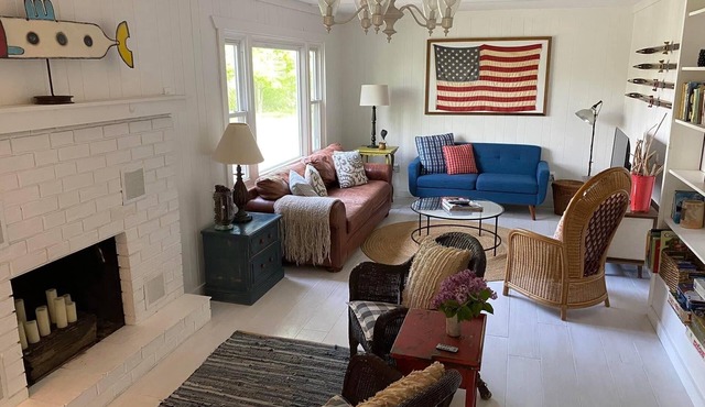 Sweetwater Cottage is a well curated cottage a block away from Hamlin Lake