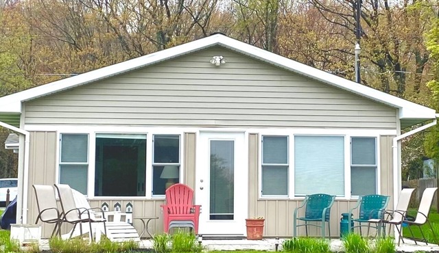 Sweetwater Cottage on channel of Lower Hamlin Lake