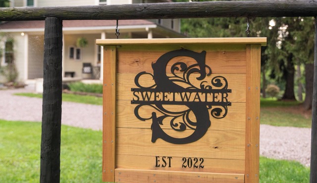 Sweetwater Farm with firepit and hiking trails!