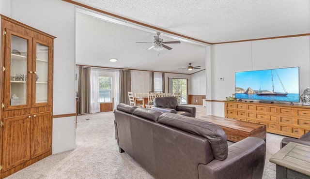 Sweetwater Hollow Getaway. Beautiful Lake front property.
