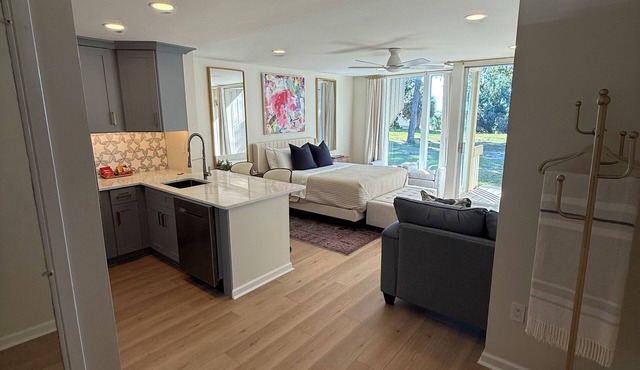 Sweetwater-Newly renovated bay view studio Sleeps 2 Near Interstate in Daphne AL