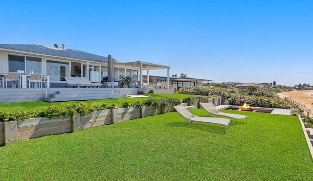 SWELL - JUST FOOTSTEPS TO THE BEACH