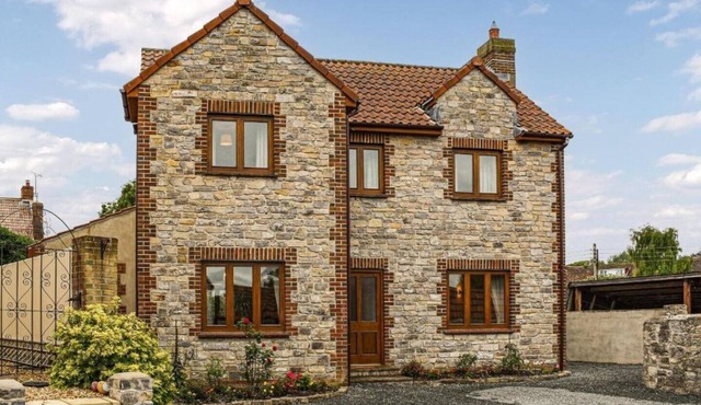 Swift Cottage, dog friendly, walk onto the Somerset Levels and find RSPB nsites