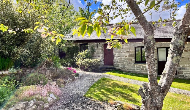 SWIFT COTTAGE, family friendly, with a garden in East Taphouse