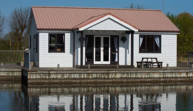 Swift Cottage - three bedroom waterside Cottage - Sleeps 6
