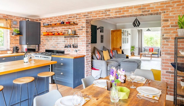 Swift Host | 3 Bed | Outskirts of Norwich | Parking | Garden