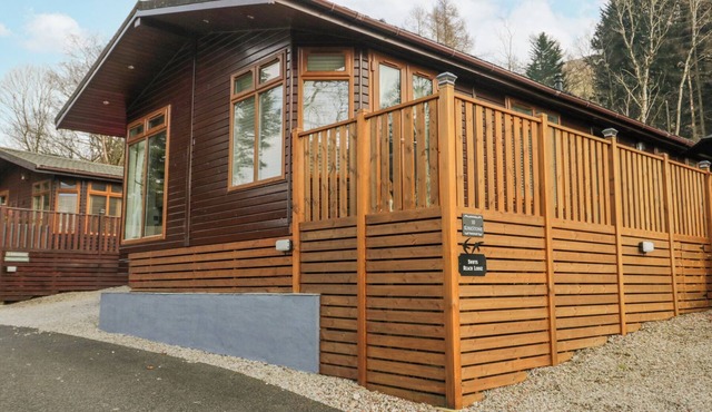 SWIFTS REACH LODGE, pet friendly, with a garden in Windermere