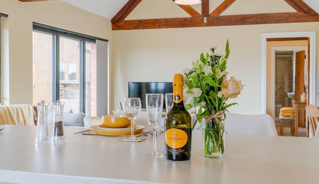 Swifts Retreat at Oosland Barns - sleeps 2 guests in 1 bedroom