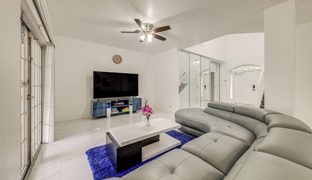 Swim, Barbecue & Game: Home 4 Mi to Pompano Beach!