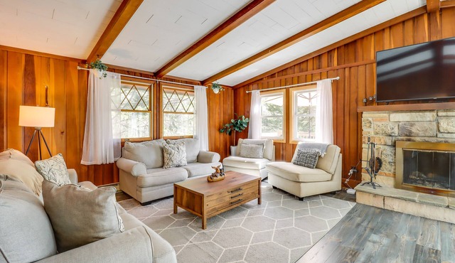 Swim Dock & Game Room: Lakefront Poconos Cabin!