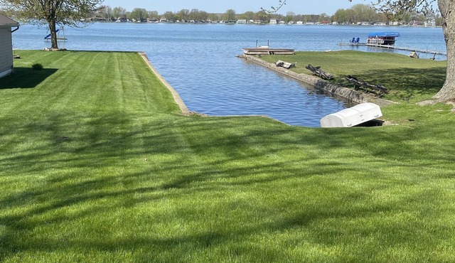 Swim, fish, have fun at the sandbar & cruise the lake! Sleeps 8!