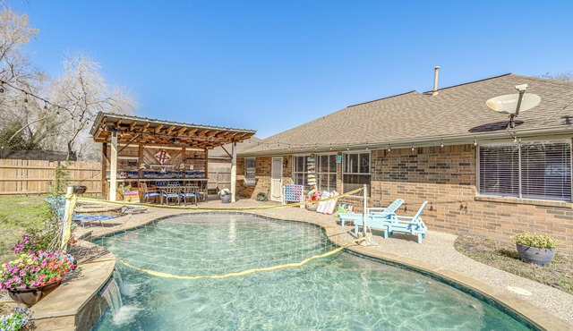 Swim & Unwind: Pet-Friendly Home in Spring!