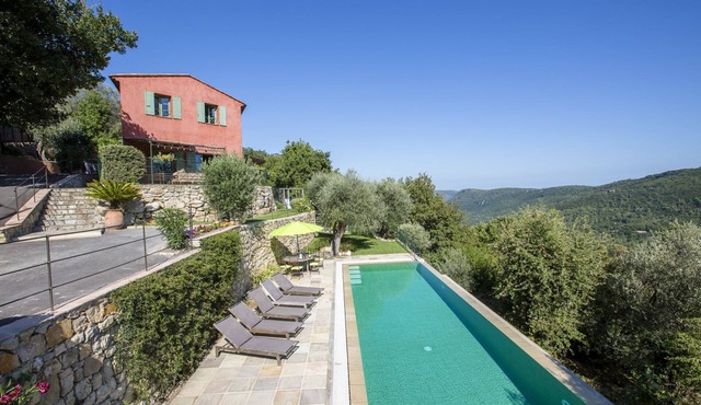 Swimmers paradise with 16m infinity pool- Amazing view- Beautiful family house