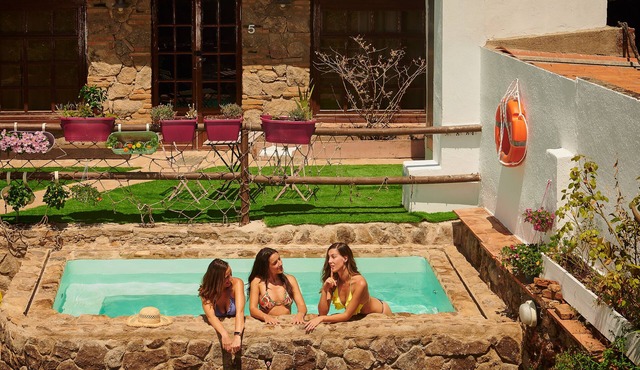 Swimming pool, sauna, garden, 5 bedrooms with full bathrooms. Registration TR-CC-00250.