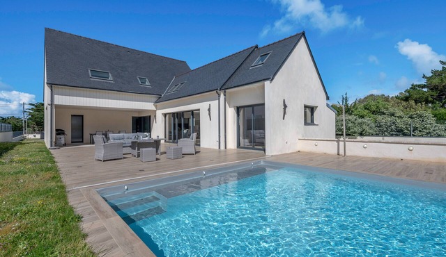 Swimming pool - 10 persons - 100m from the beach