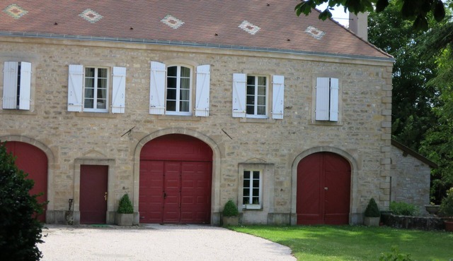 Swimming pool and tennis court: Charming 16th-century property with 2.8-hectare park