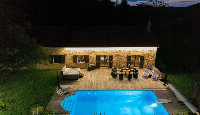 Swimming pool and jacuzzi – 4 adults, 4 children