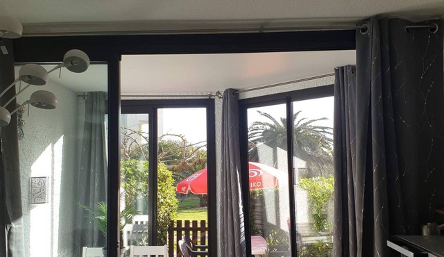 Swimming pool, apartment in residence on ground floor, free parking opposite.