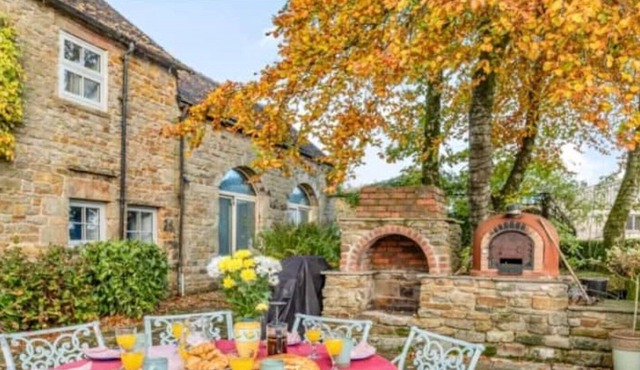 Swimming Pool & Hay Loft in Stunning Peak District National Park