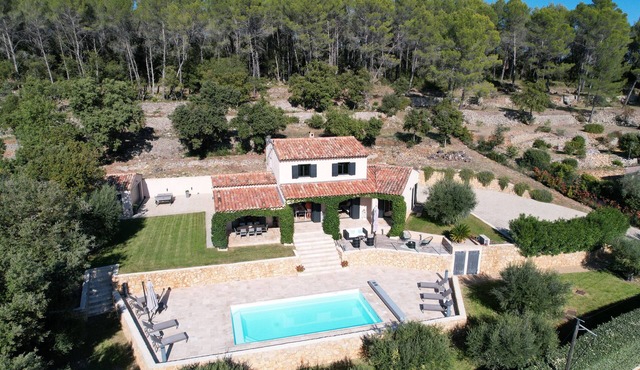Swimming pool heated between 28° and 30° all season long