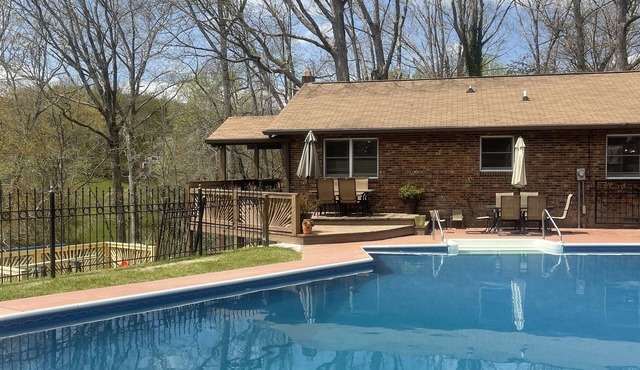 SWIMMING POOL/HOT TUB/FIRE PIT/MOUNTAIN VEWS ON SIX ACRES