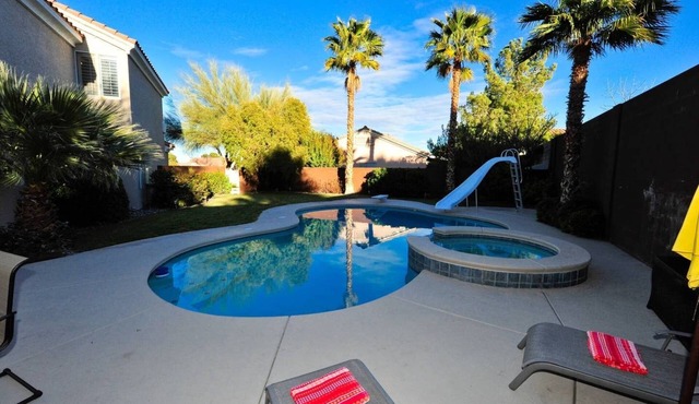 Swimming pool, hot tub, basketball court, putting green, family friendly