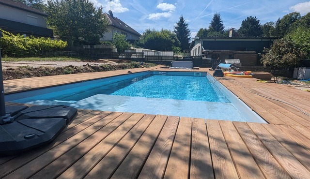 Swimming pool, jacuzzi, terrace and games for young and old, 5km from Switzerland!