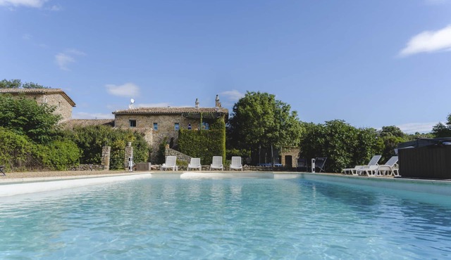 Swimming pool, Jacuzzi, air conditioning in the middle of vineyards